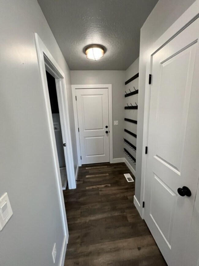 Building Photo - STUNNING 7-BEDROOM HOME IN PLEASANT GROVE
