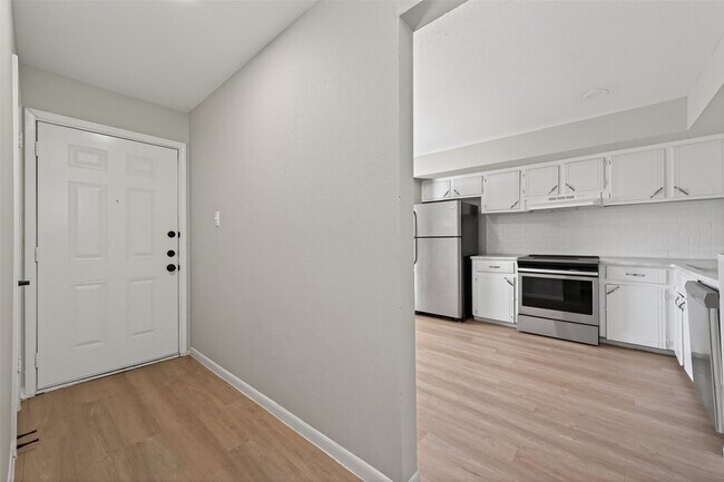 Building Photo - 427 Hollyvale Dr