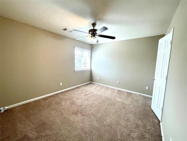 Building Photo - 6330 Applewood Forest Dr