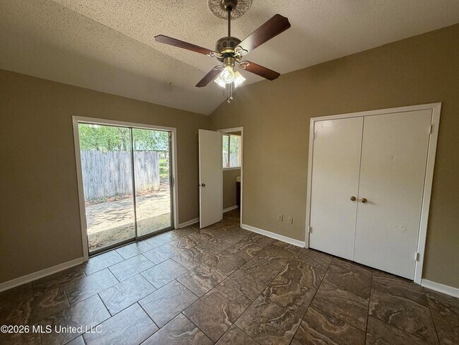 Building Photo - 1695 Ravenwood Ln