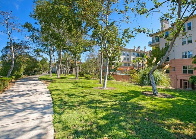 Building Photo - 550 Camino De La Reina