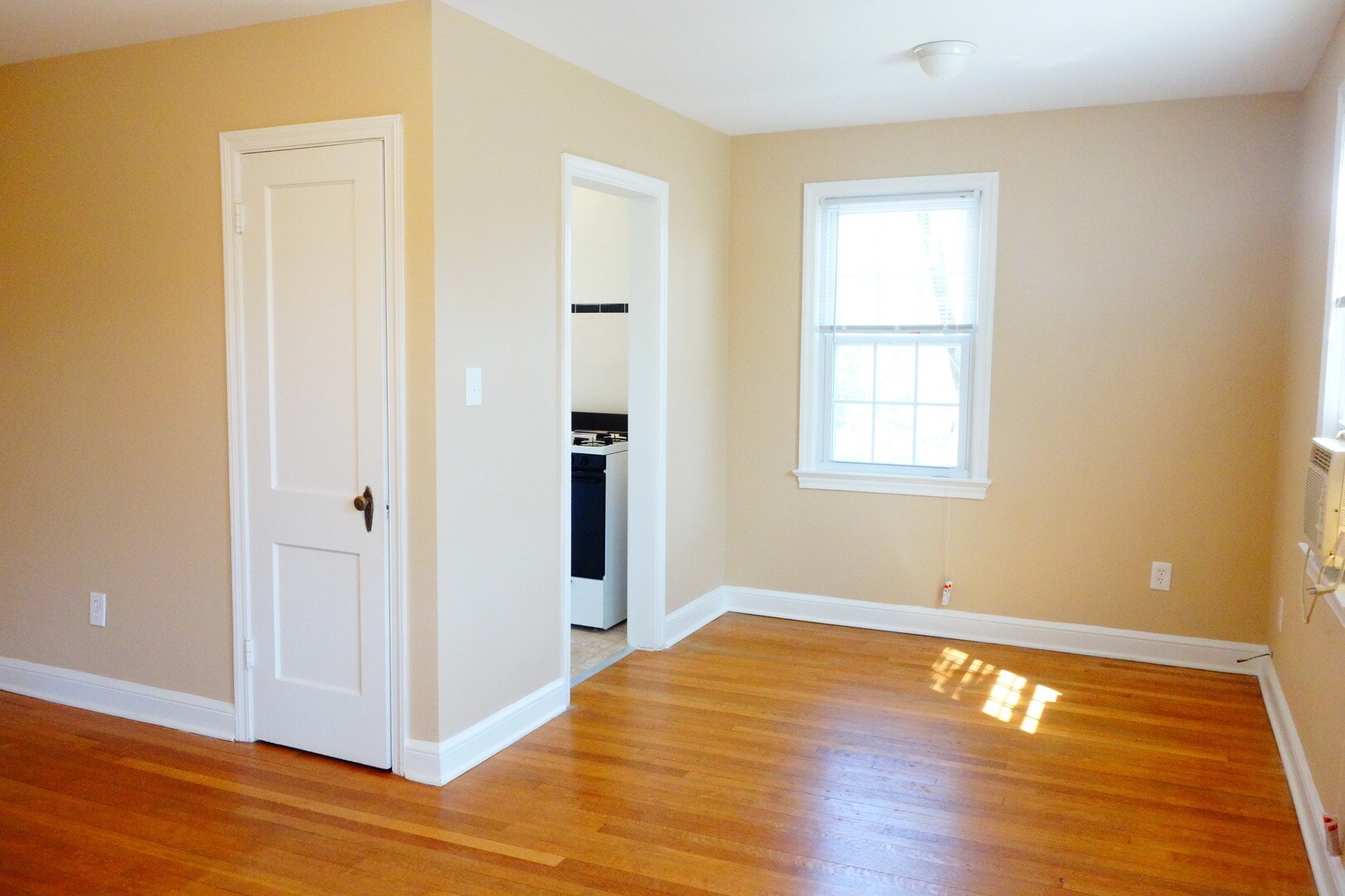 Building Photo - Beautifully Updated Apartments in a Quiet Garden-Style Building