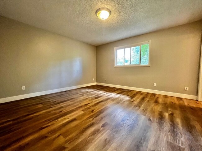 Building Photo - 3 Bedroom 2 Bathroom Ranch Style Home!