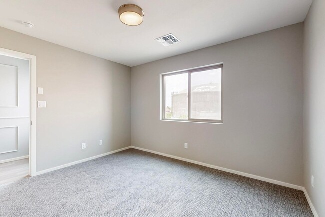 Building Photo - New Townhouse NE Heights 2/bedroom 1.5/bath 1/CG