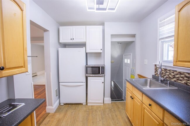 Building Photo - 1261 Waverly St