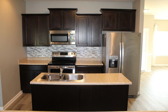 Building Photo - Spacious 5 Bedroom Home in Avon.