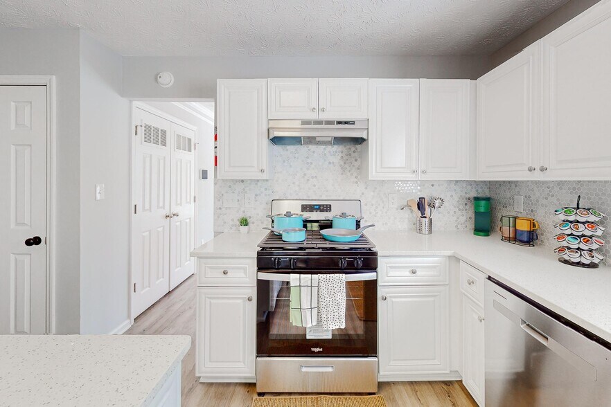 Building Photo - 2995 Rapids Dr