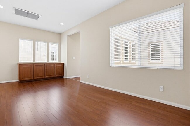Building Photo - 3 Bedroom Home Available Now!