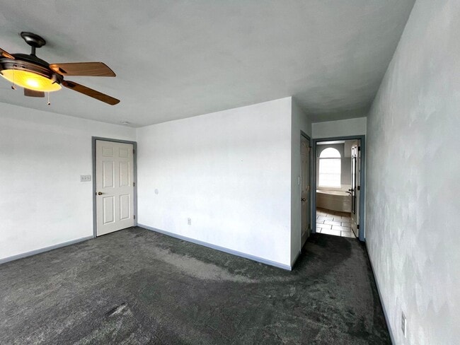Building Photo - Charming Lakefront Townhome