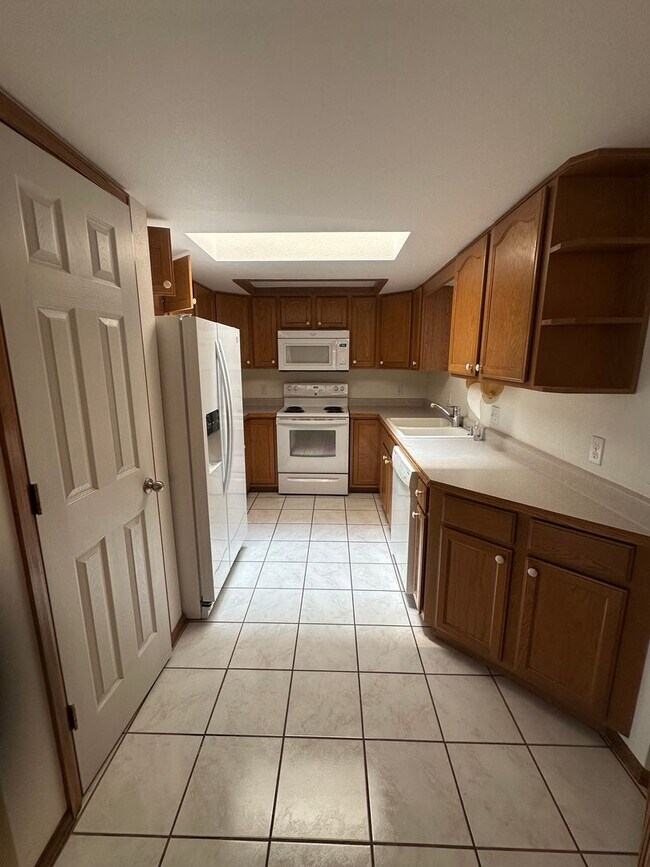 Building Photo - Spacious 2 Bed, 2 Bath Townhome