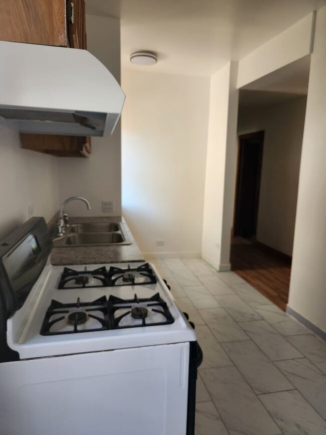 Building Photo - 4328 N Kenmore Ave