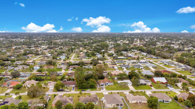 Building Photo - 1231 SE Naples Ln