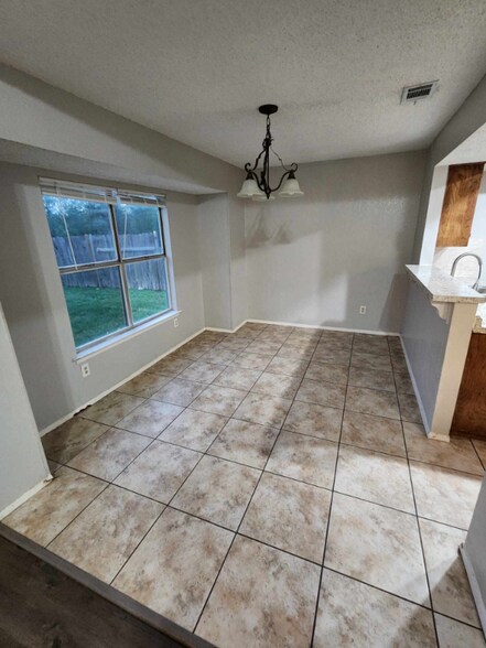 Building Photo - 908 Garden View Dr