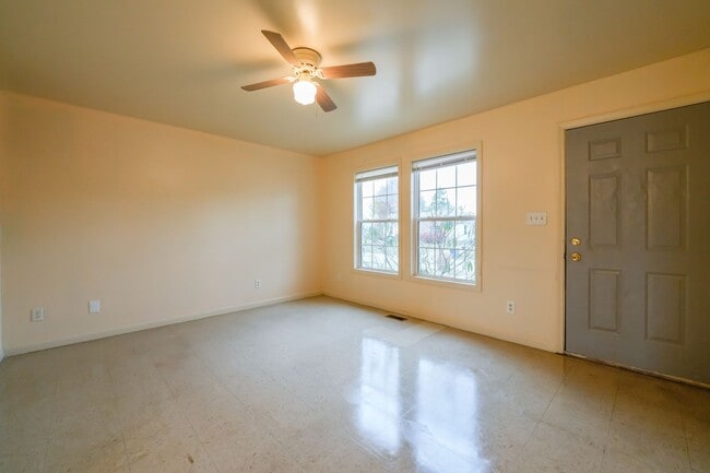 Building Photo - 3 Bedroom Home in Shepherdsville