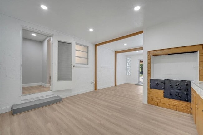 Building Photo - 2303 Bonneville Dr