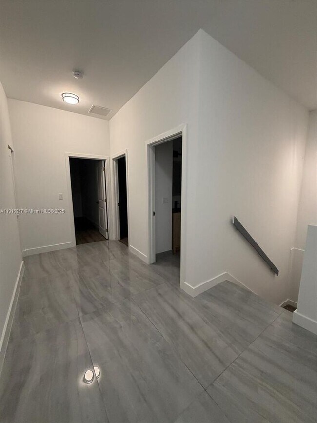 Building Photo - 932 SW 10th St