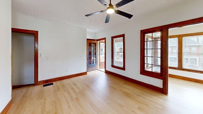 Building Photo - 978 1/2 Linwood Ave