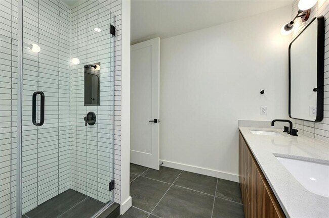 Building Photo - 84 East Ave