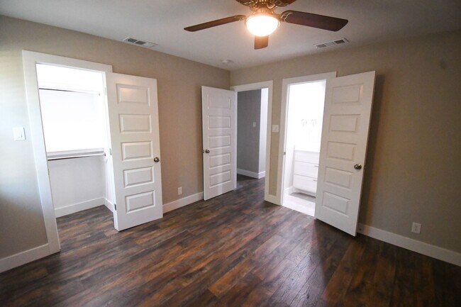 Building Photo - 4 bdrm, 2 bath - NEWLY Remodeled