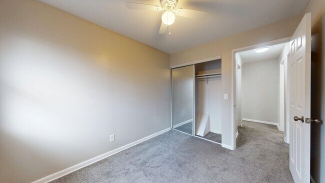 Building Photo - Elyria - updated 2 bedroom/1 bath townhouse.