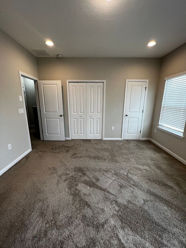 Building Photo - 3/2.5 Townhome in Holly Forest!
