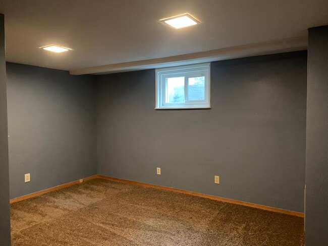 Building Photo - O1100-1106