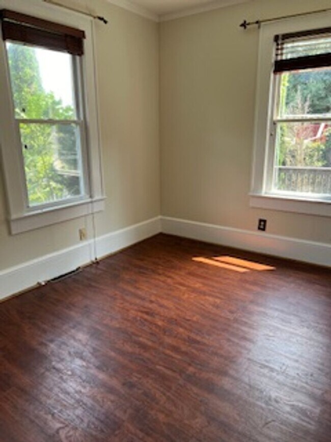 Building Photo - Adorable Downtown Marion Rental!