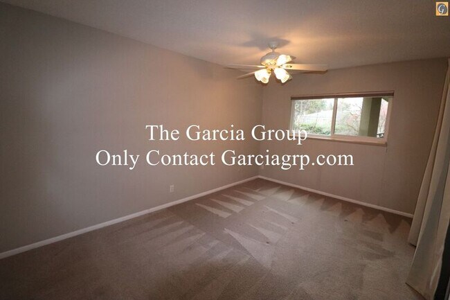 Building Photo - 2393 SW Park Pl