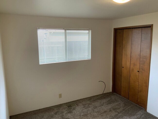 Building Photo - 2 Bedroom Duplex in Springfield
