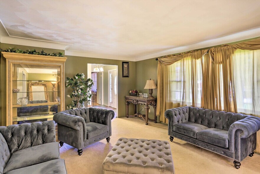 Building Photo - 1960 Pinelawn Dr