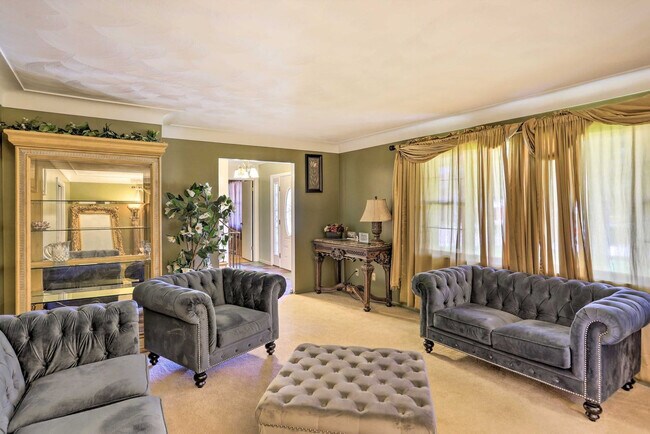 Building Photo - 1960 Pinelawn Dr