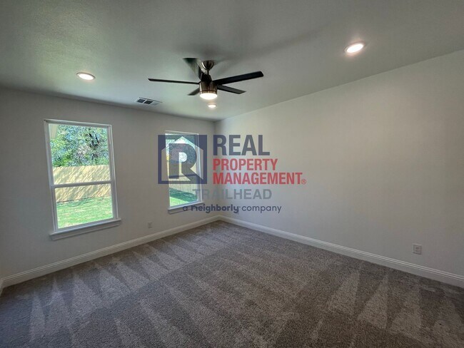 Building Photo - Stylish 3 Bed, 2 Bath Home in Gated Lakeside Community!