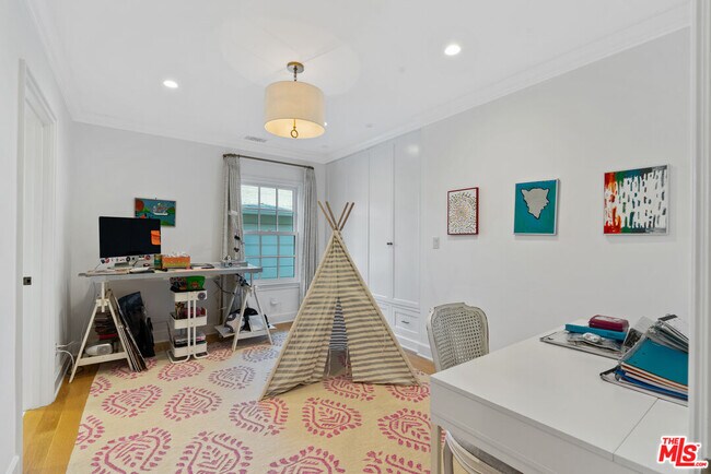 Building Photo - 643 Westholme Ave