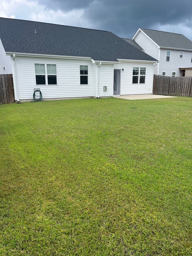 Building Photo - Pet Friendly with fenced in backyard