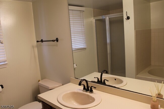 Building Photo - 75 Quartz Ln