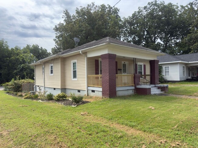 Building Photo - Cute home in Burlington with a fenced in b...