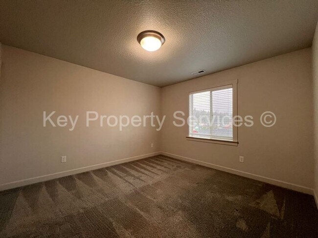 Building Photo - Woodland Townhome with Huge Tandem Garage