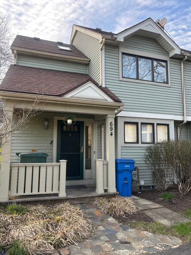 Building Photo - 694 Broadway