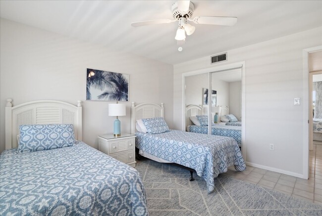 Building Photo - 3330 Gulf of Mexico Dr