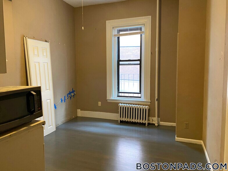 Building Photo - 270 Newbury St