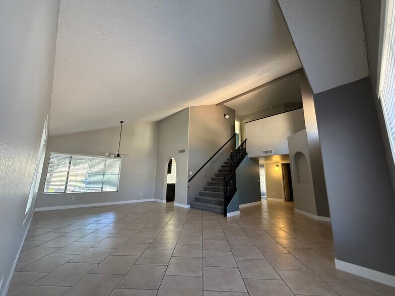 Front Living Room - 6629 E Preston St