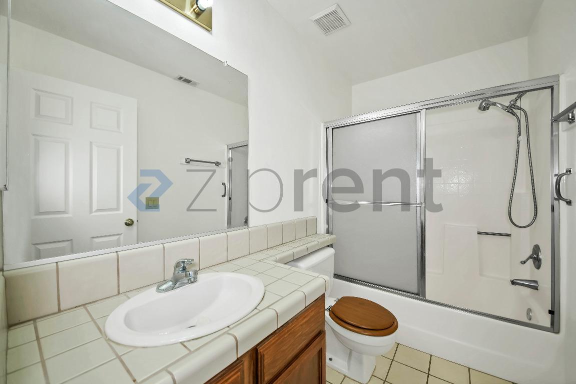 Building Photo - 11684 Ash St