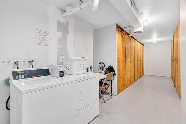 Building Photo - 1465 NE 123rd St