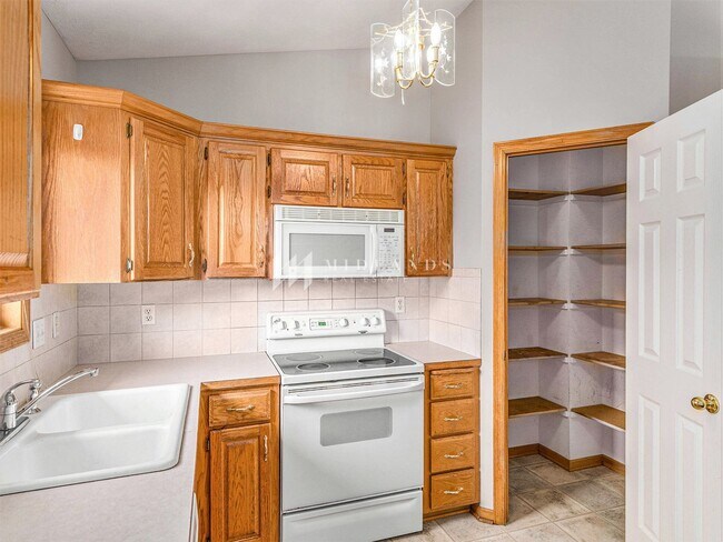 Building Photo - Beautiful Millard Townhome