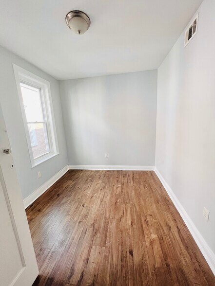 Building Photo - 6020 Catharine St