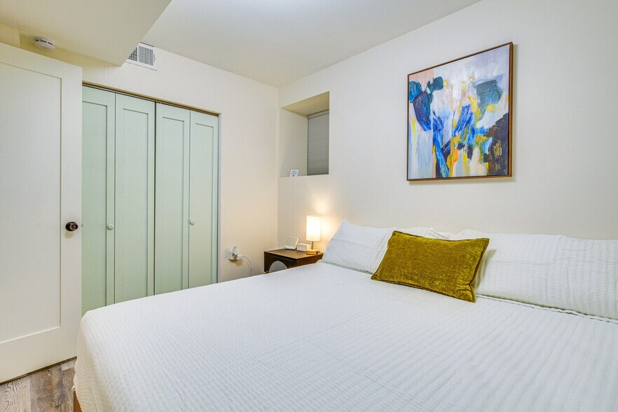 Building Photo - 4829 S Forrestville Ave