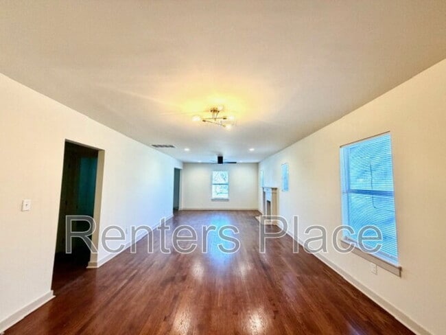 Building Photo - 1425 N Denver Ave