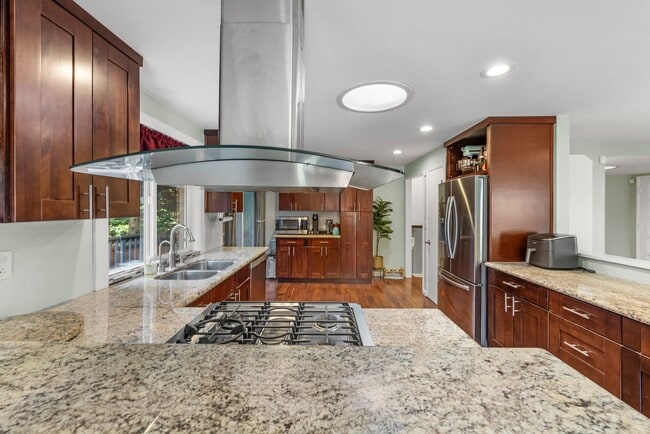Building Photo - Charming 5-Bedroom Tri-Level Retreat in La...