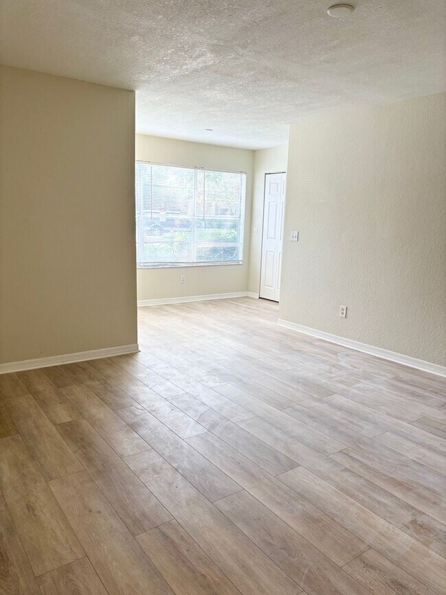 Building Photo - Modern comfort in Prime Orlando location –...
