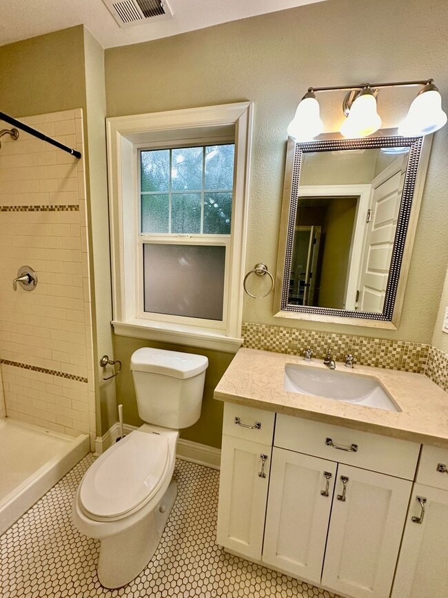 Building Photo - Remodeled Piedmont 3 Bedroom Home with Har...